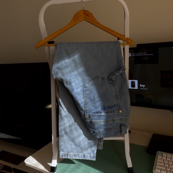 Classic light wash denim carpenter style in a versatile everyday cut - Picture 1 of 3